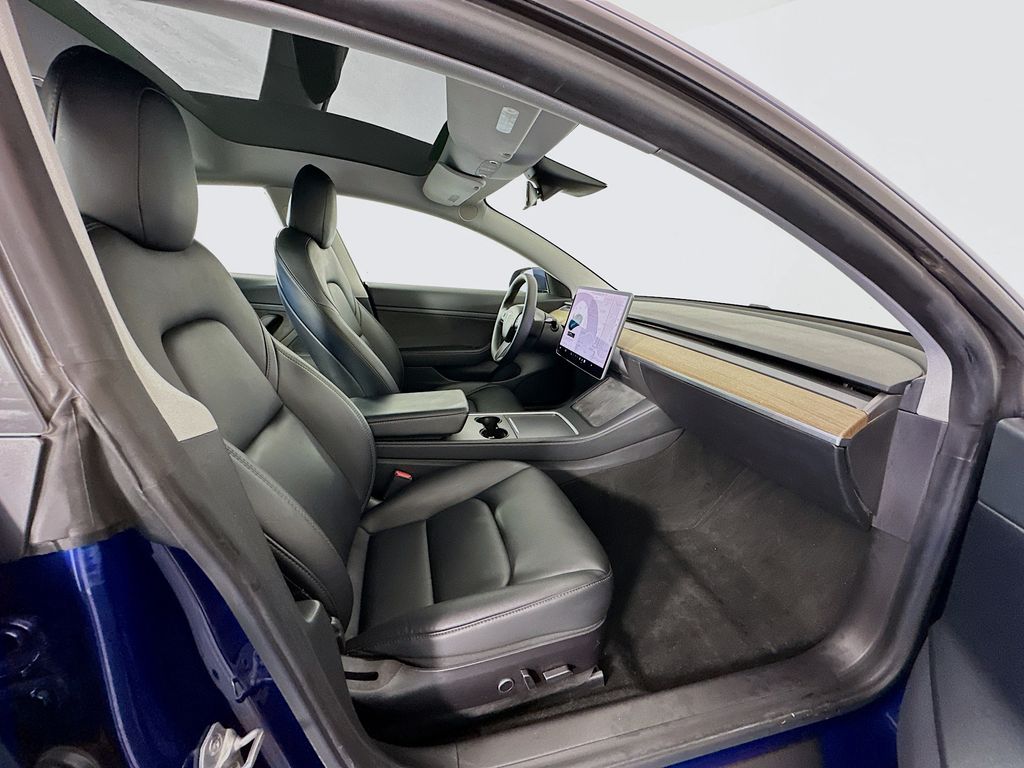 Vehicle image 14 of 33