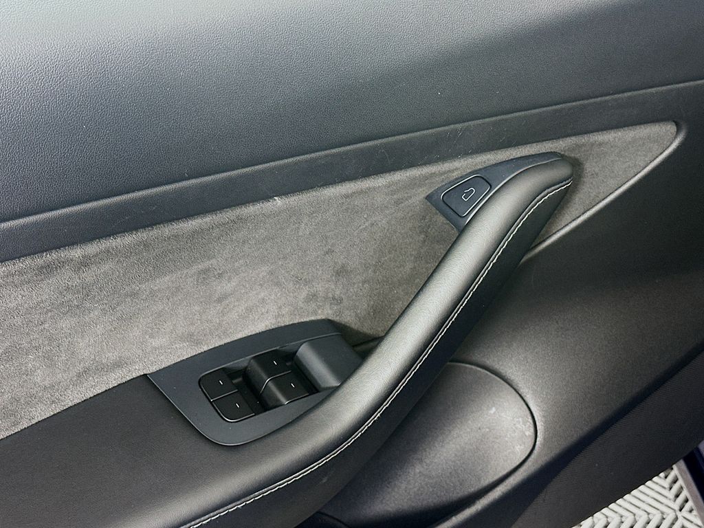 Vehicle image 27 of 33