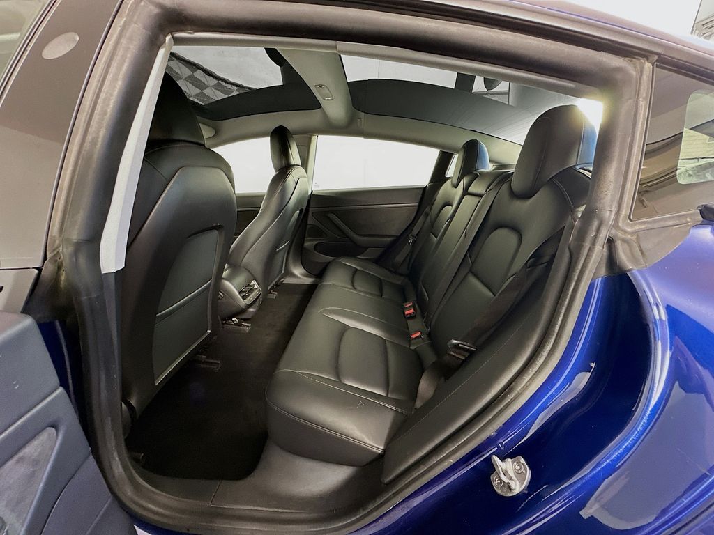 Vehicle image 15 of 33
