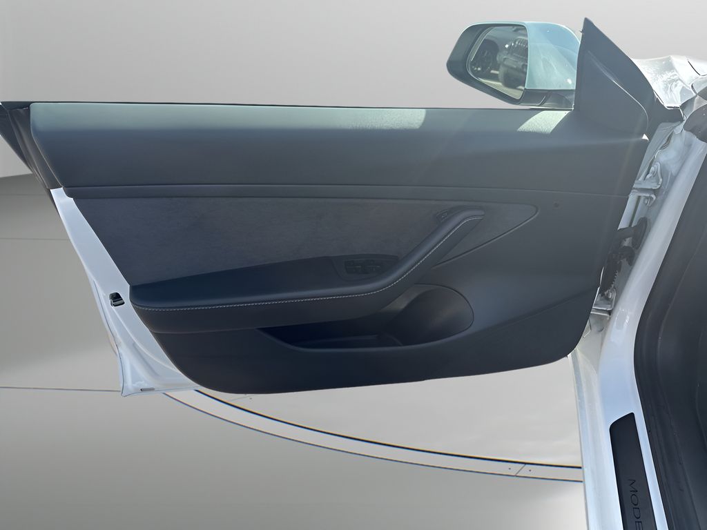 Vehicle image 25 of 34