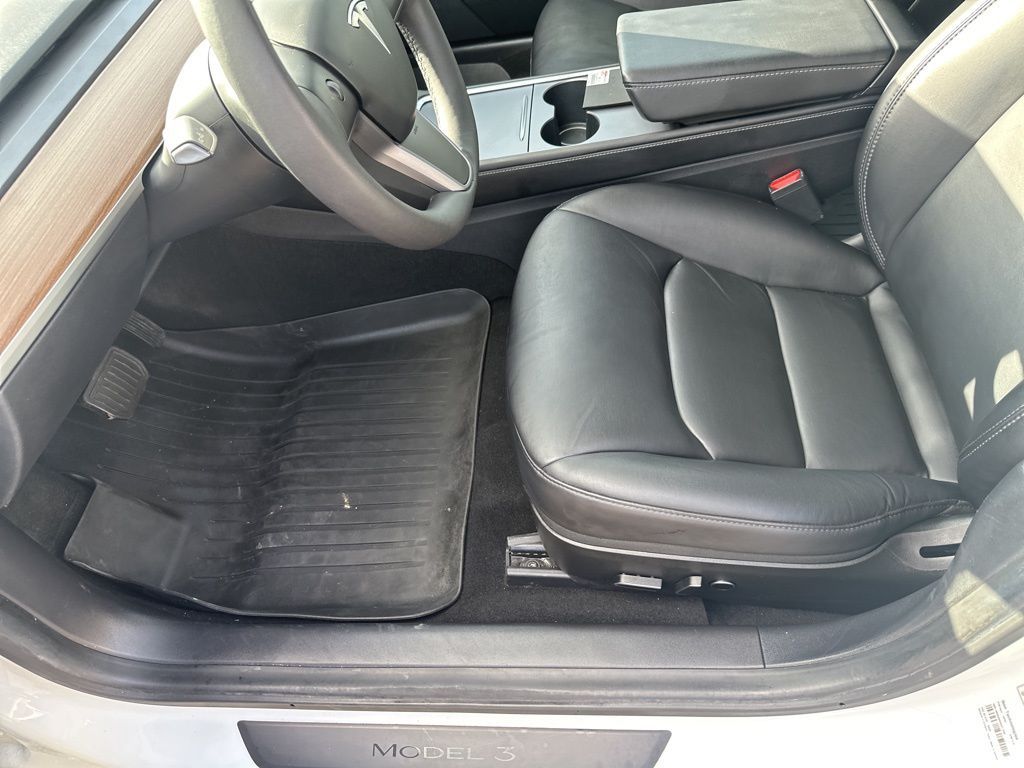 Vehicle image 29 of 34