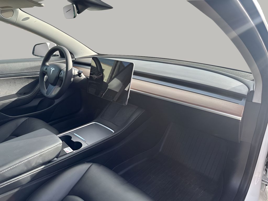 Vehicle image 20 of 34