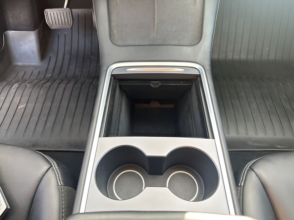 Vehicle image 24 of 34