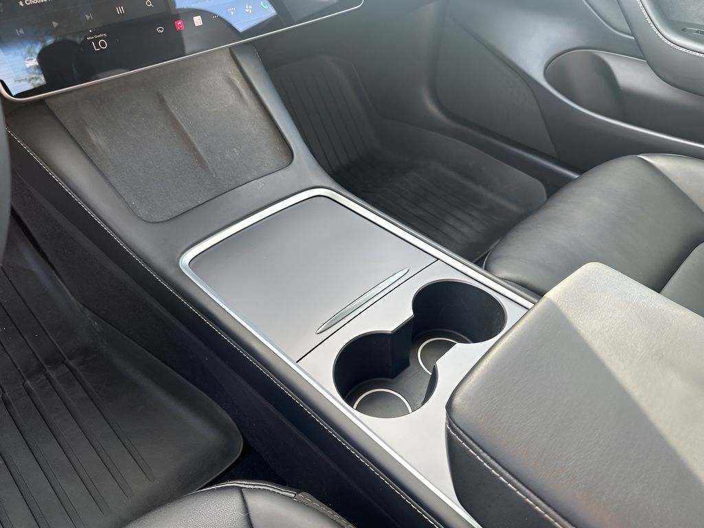 Vehicle image 23 of 34