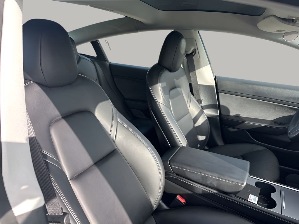 Vehicle image 14 of 34