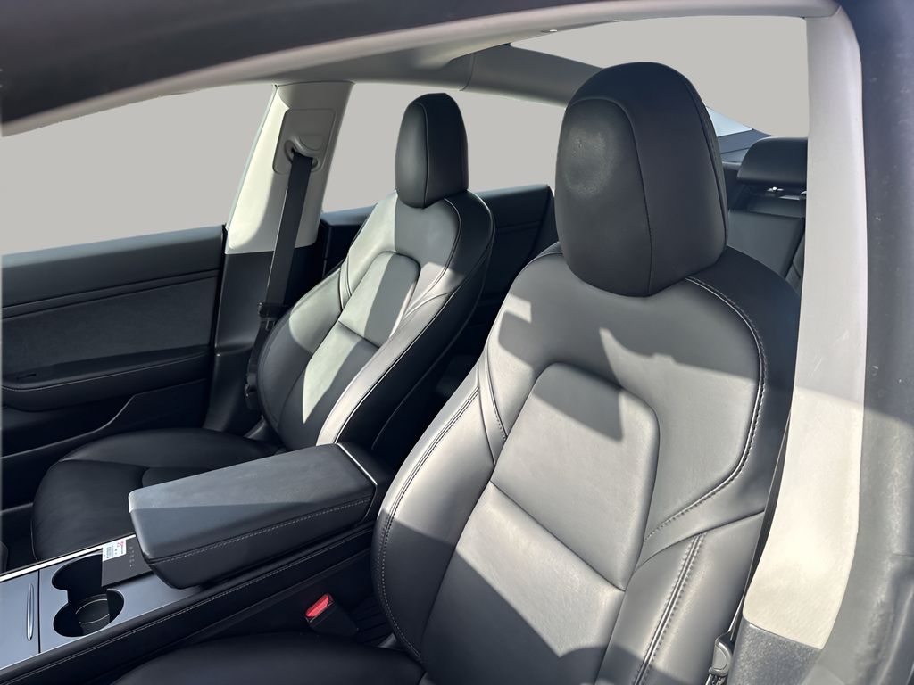 Vehicle image 15 of 34