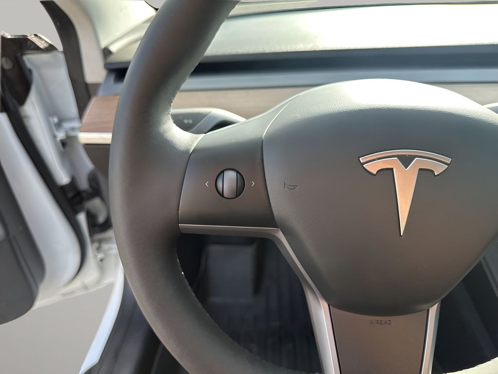 Vehicle image 31 of 34