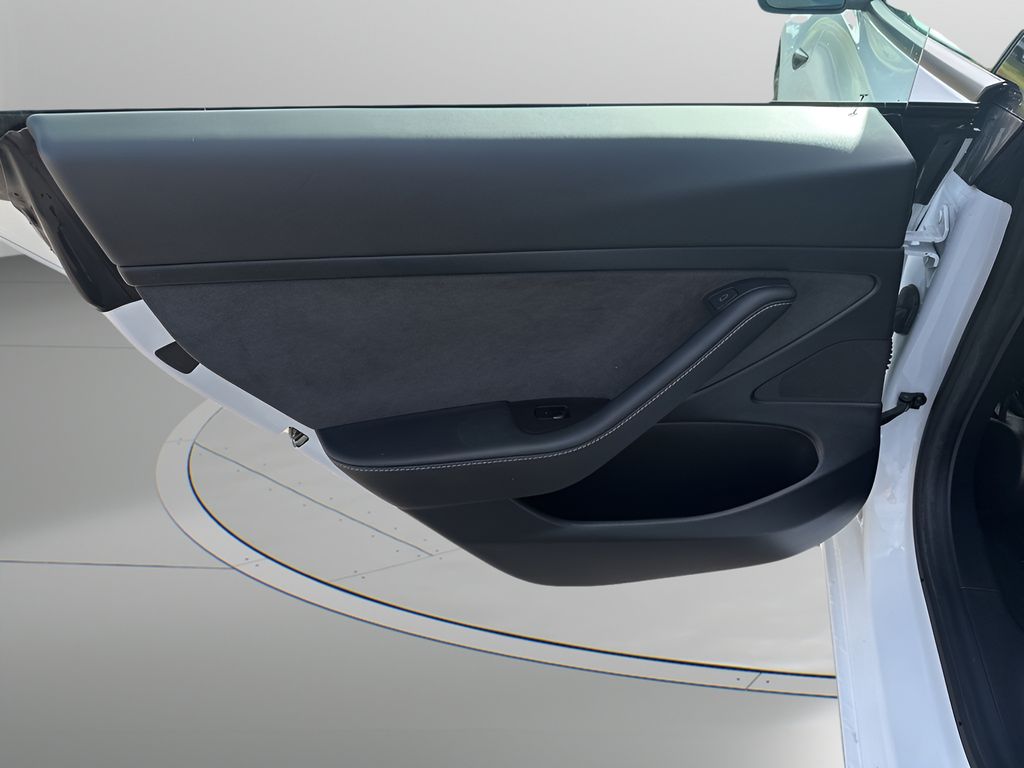 Vehicle image 26 of 34