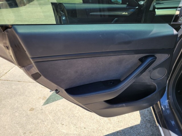 Vehicle image 17 of 35