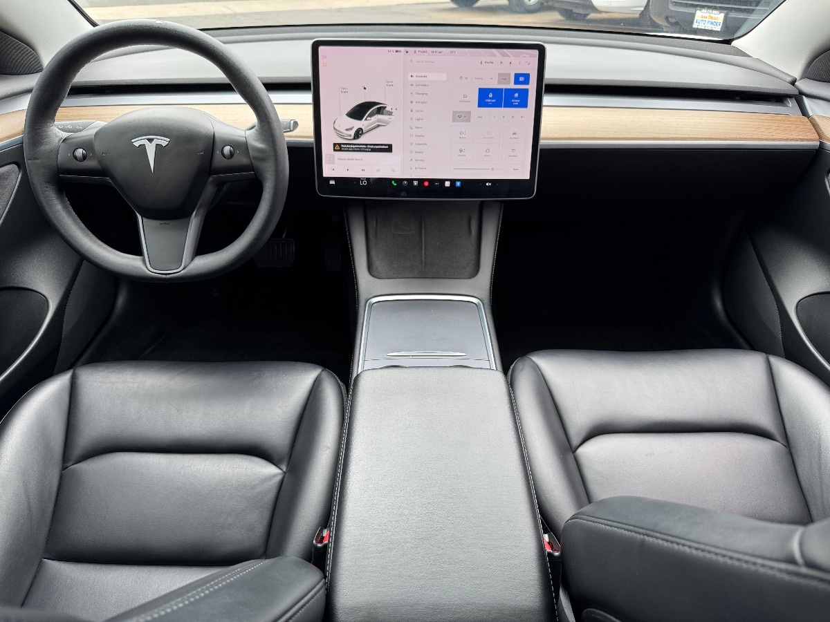 Vehicle image 23 of 33