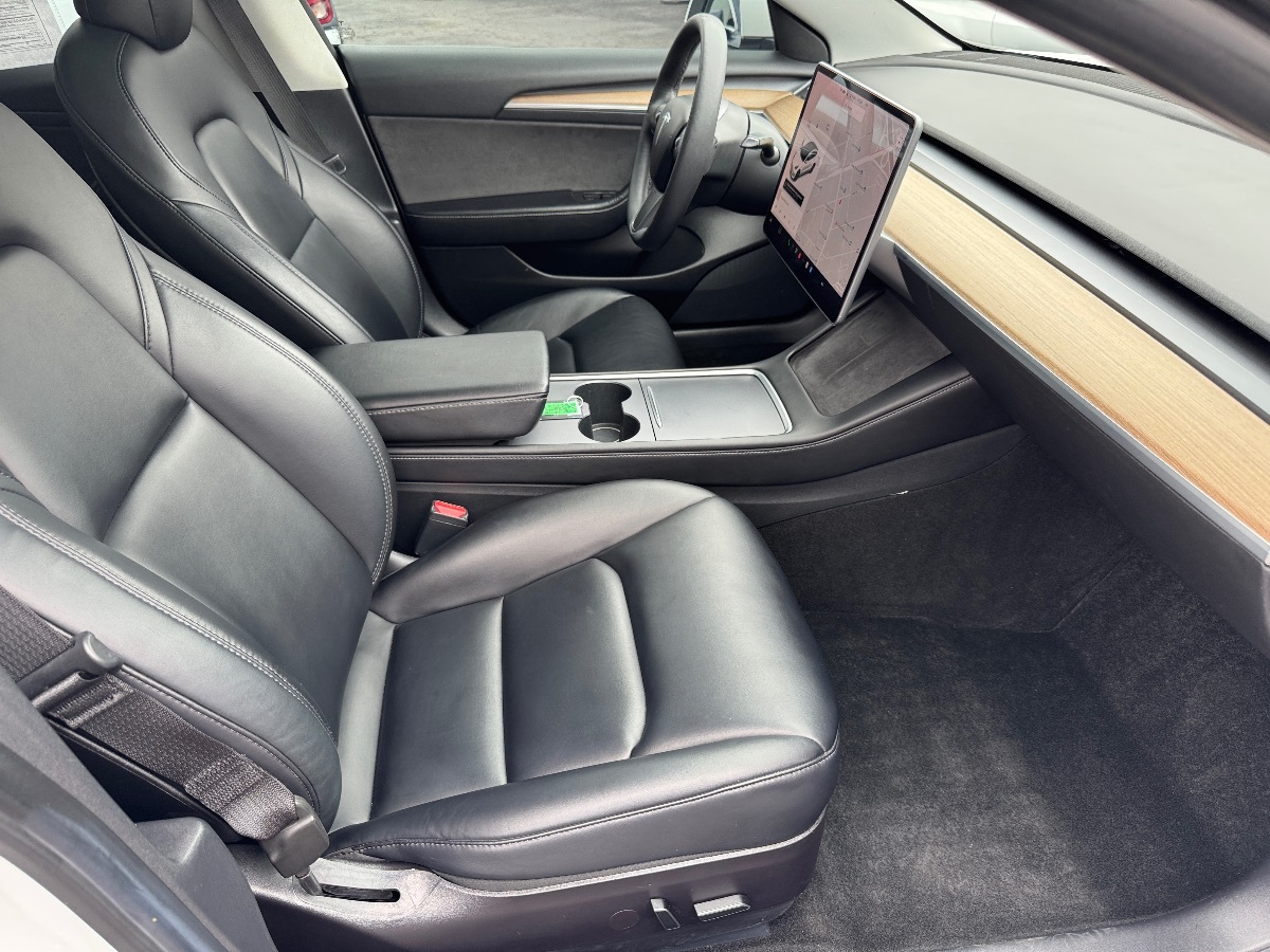 Vehicle image 17 of 33