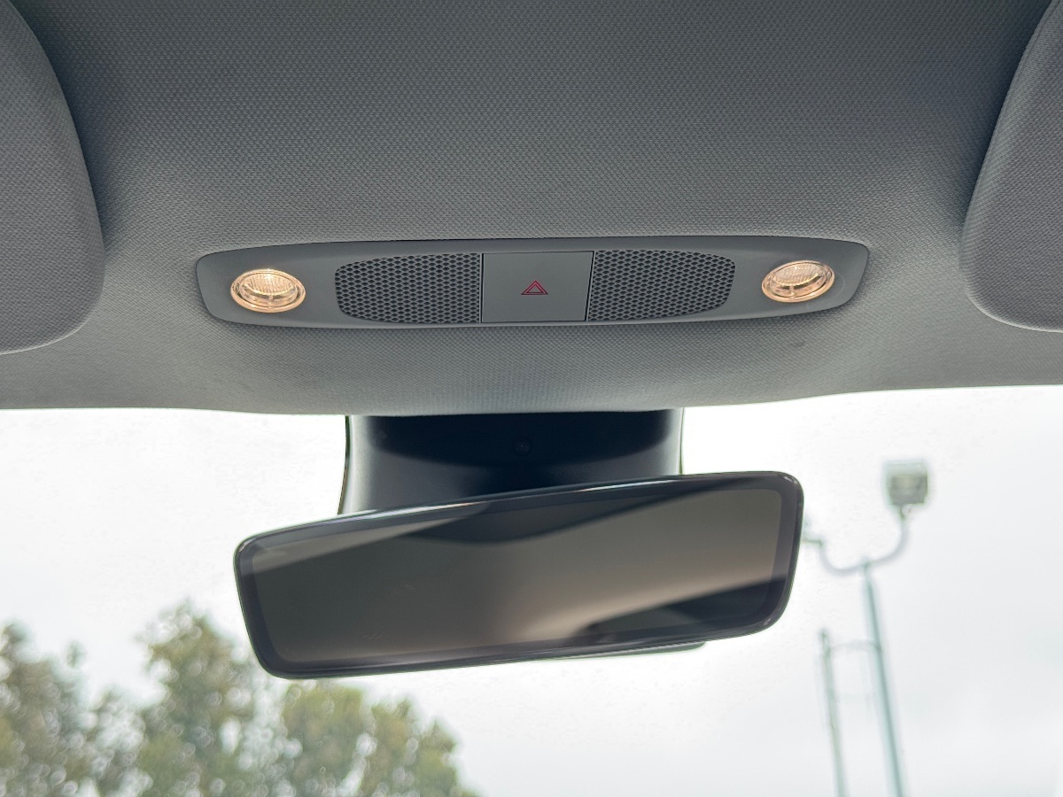 Vehicle image 28 of 33
