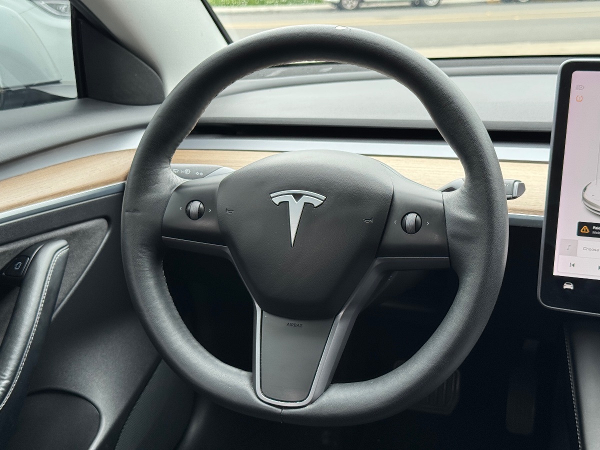 Vehicle image 27 of 33