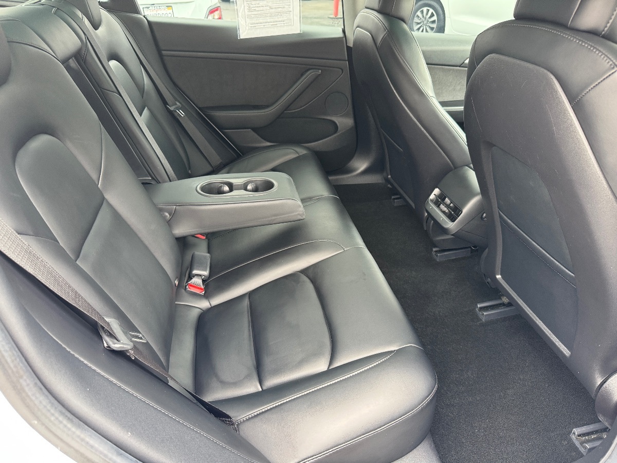 Vehicle image 21 of 33