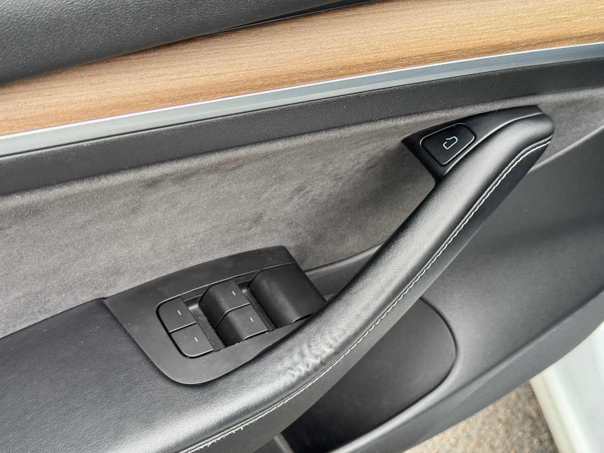 Vehicle image 31 of 33