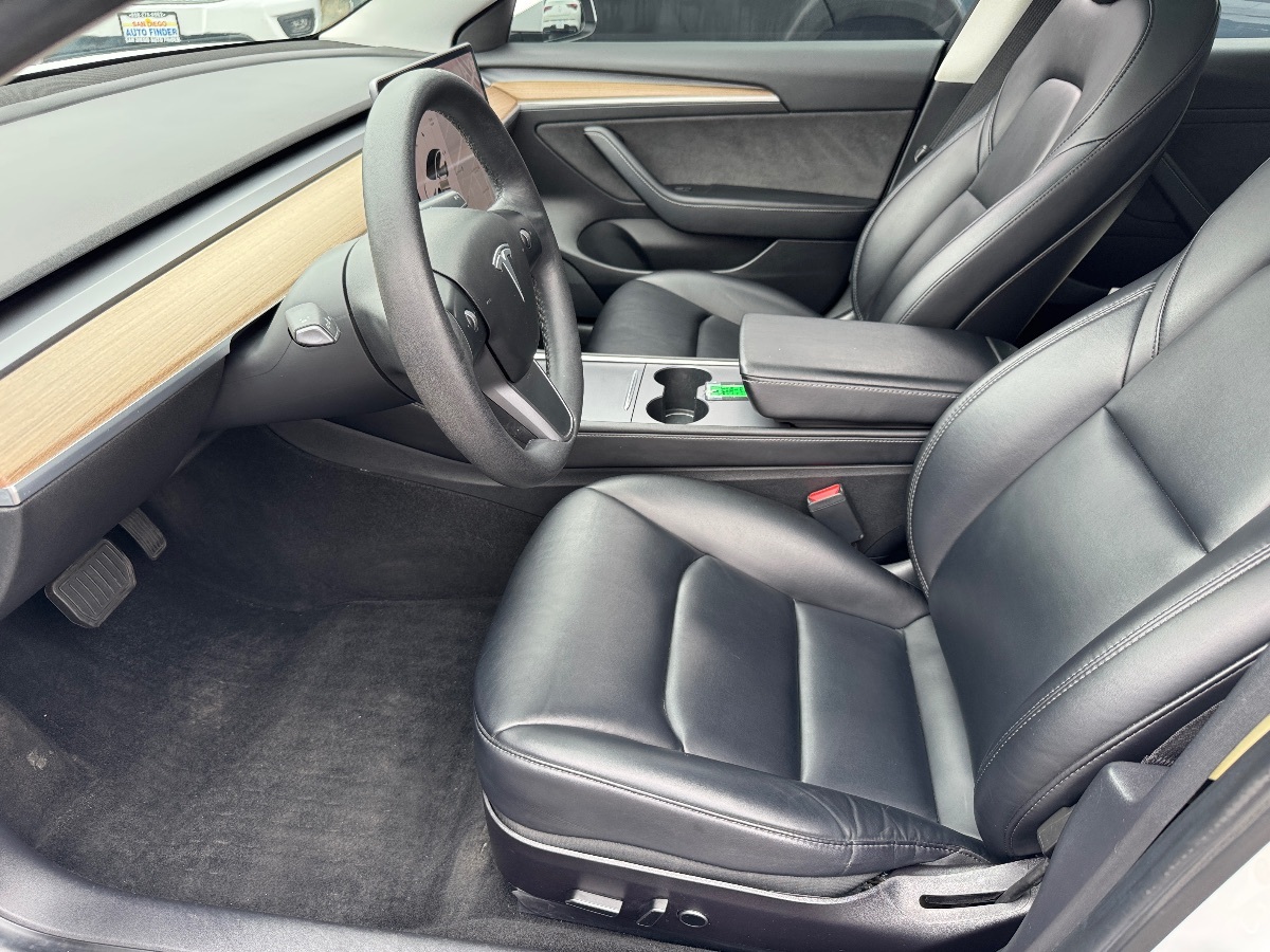 Vehicle image 29 of 33