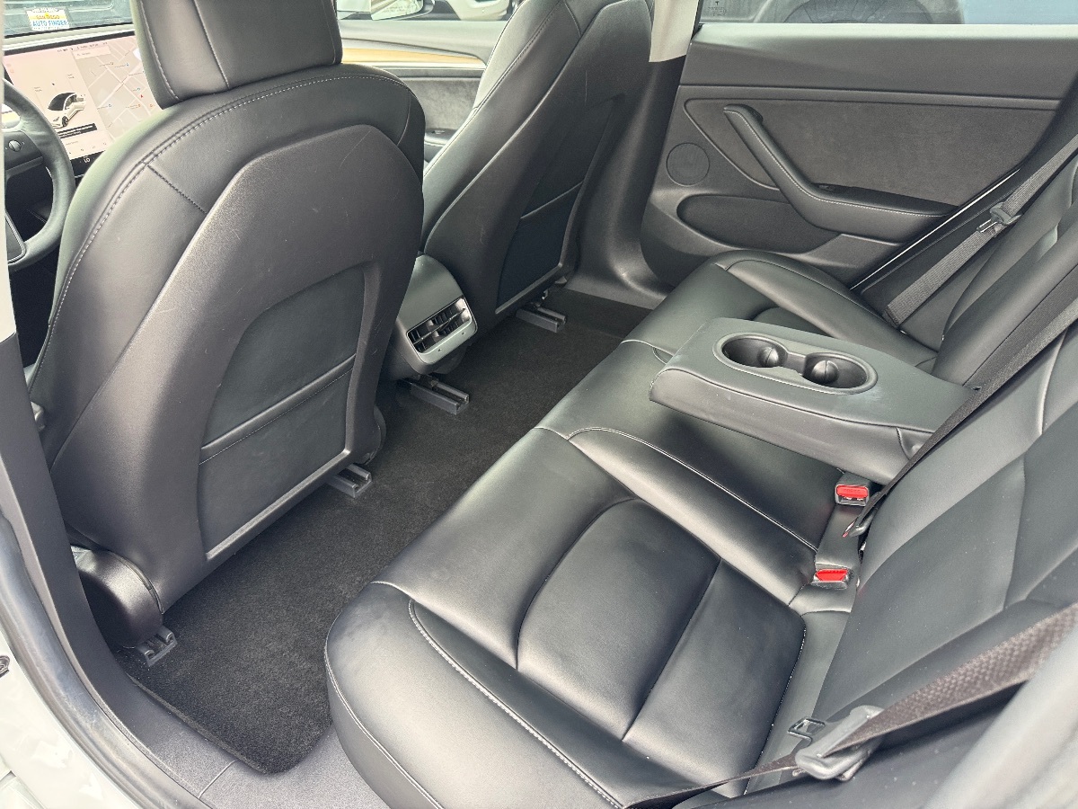 Vehicle image 22 of 33