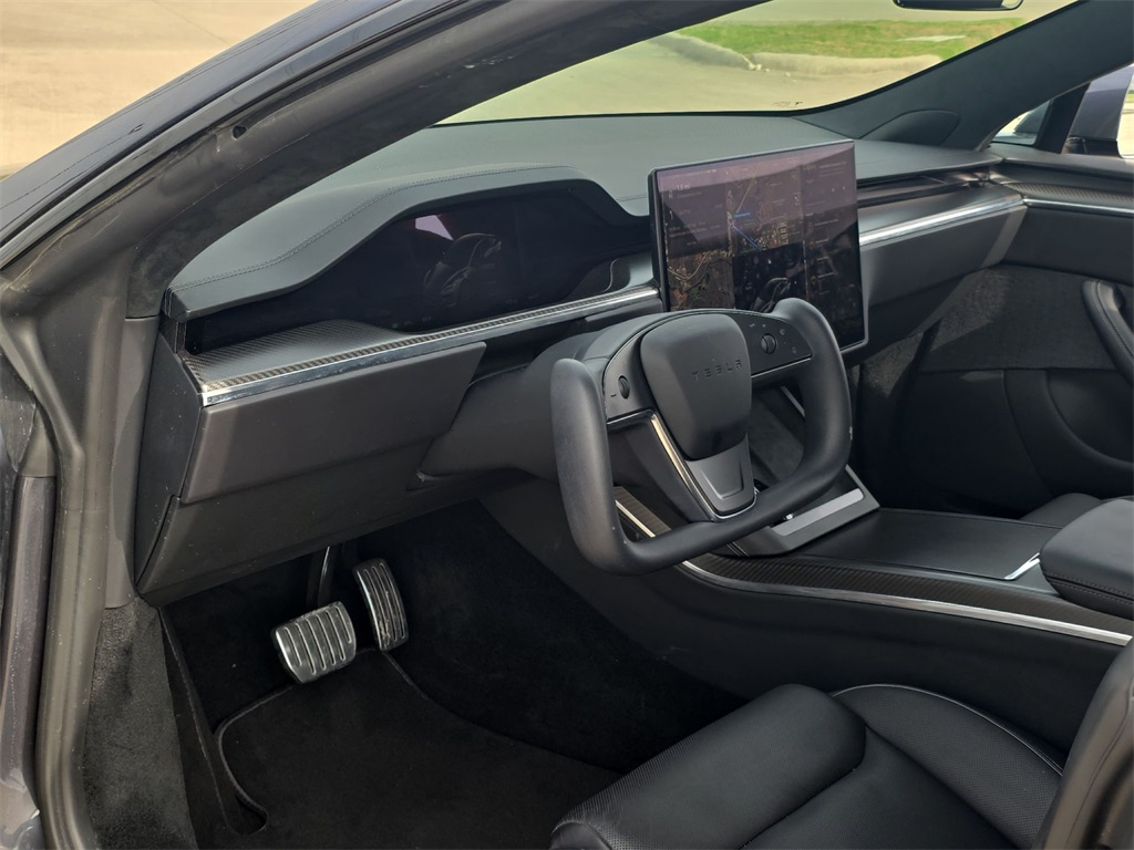 Vehicle image 10 of 33