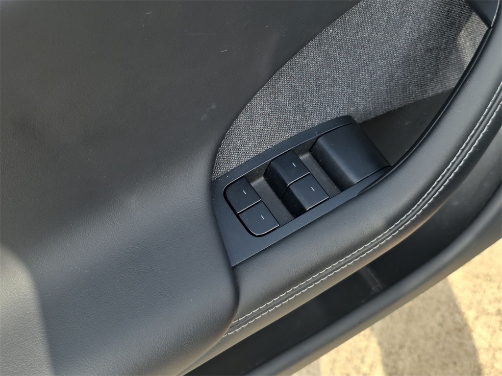 Vehicle image 23 of 33
