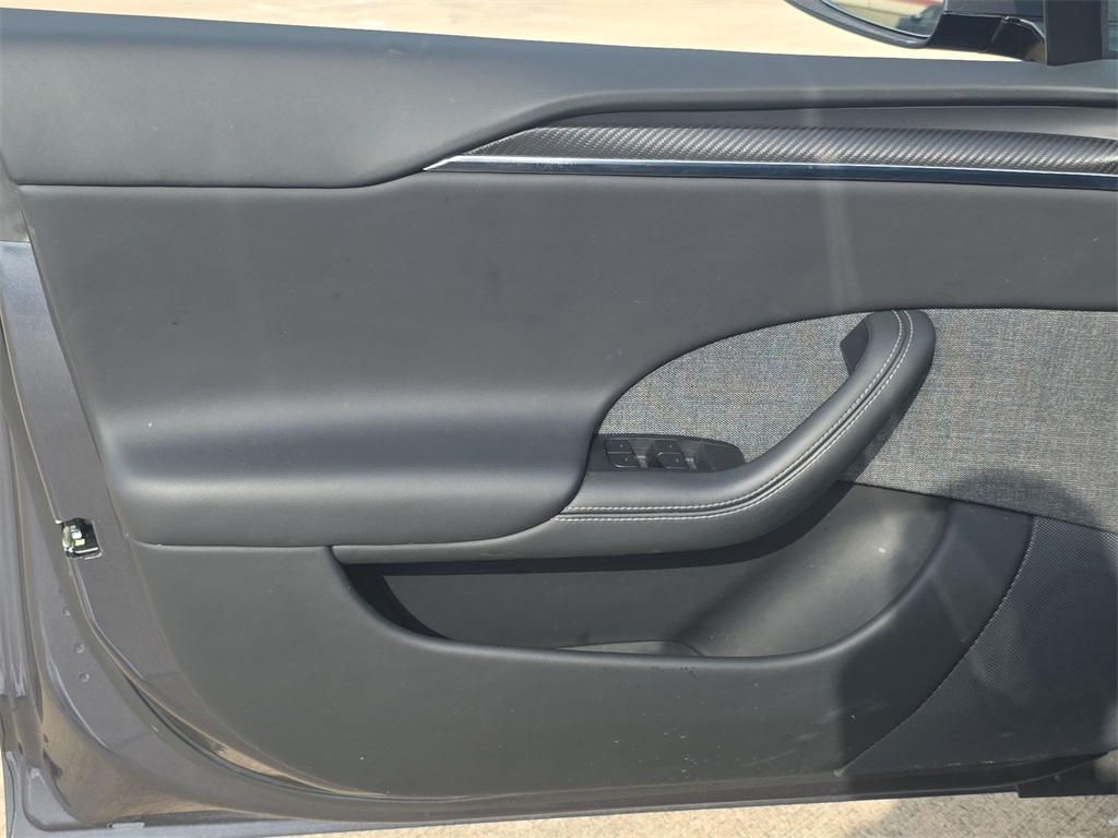 Vehicle image 22 of 33