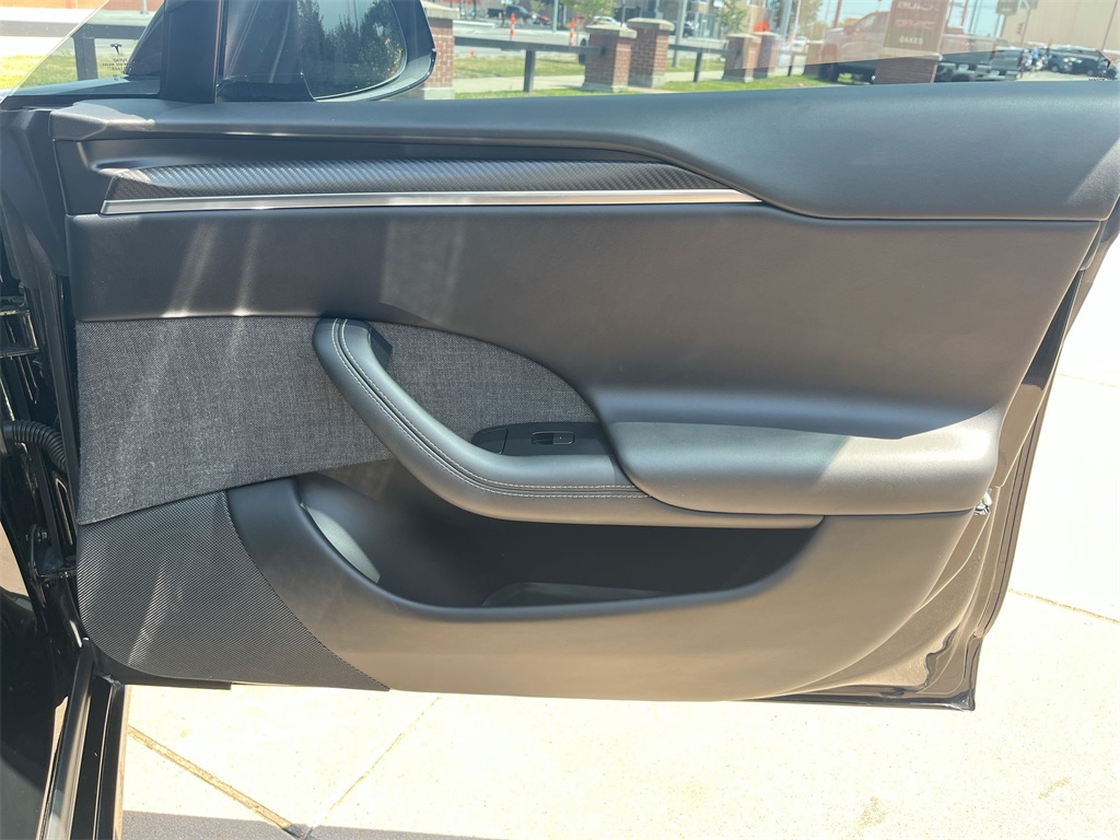 Vehicle image 28 of 35