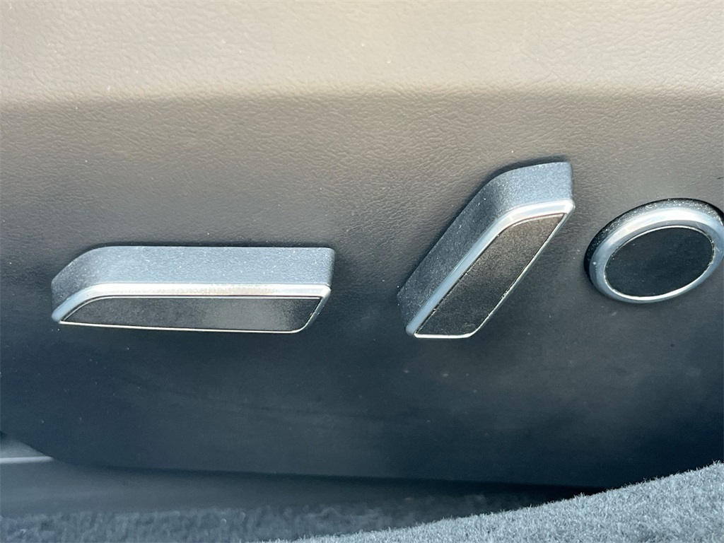 Vehicle image 33 of 35