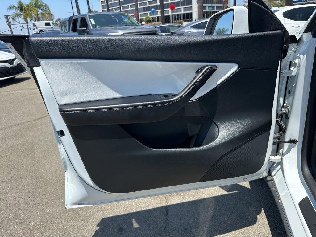 Vehicle image 20 of 42
