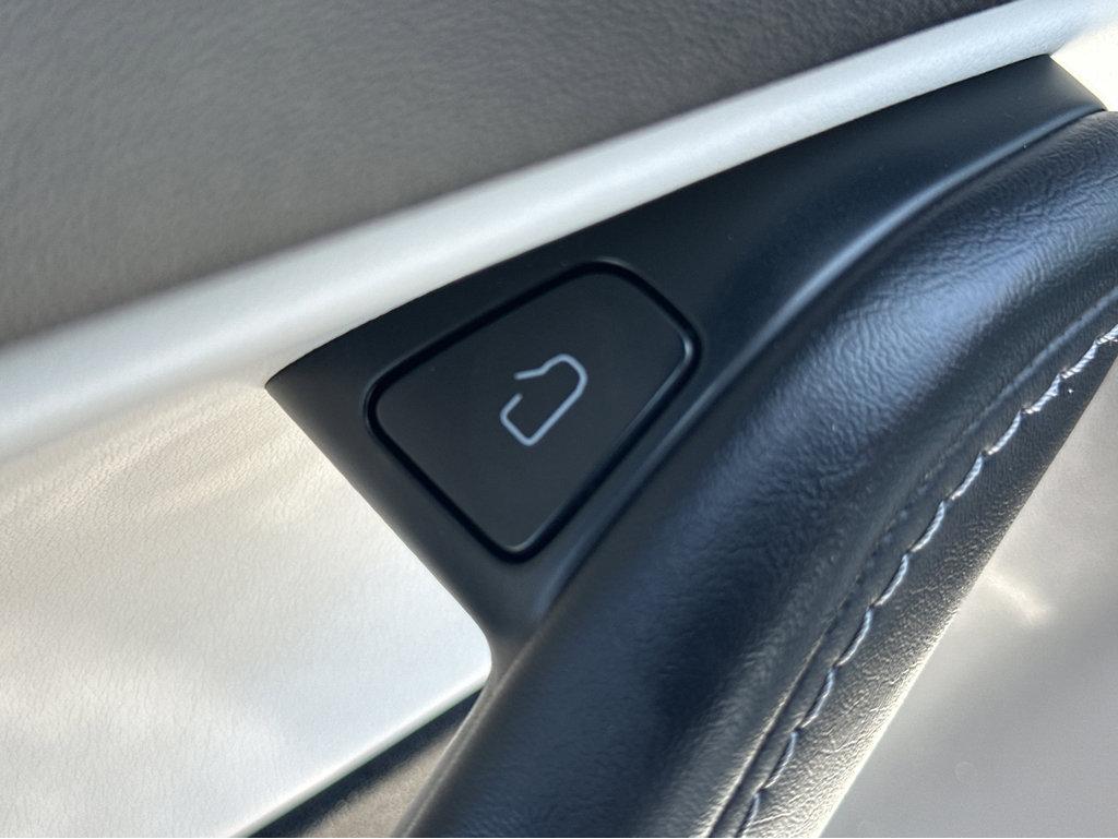 Vehicle image 37 of 42
