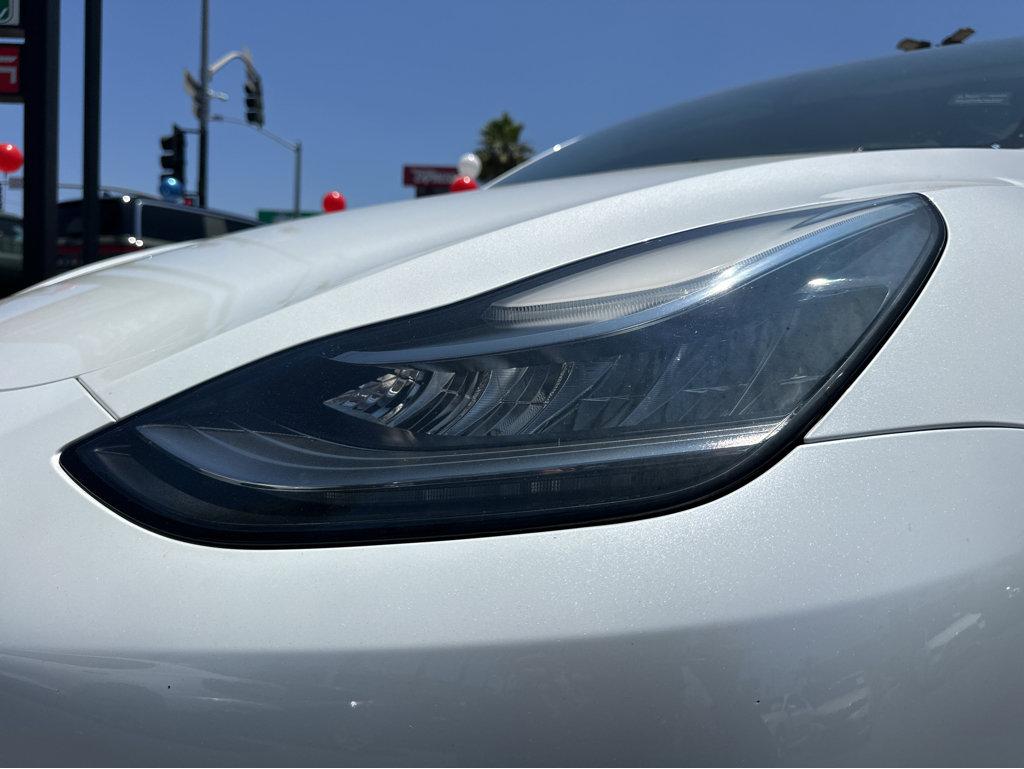 Vehicle image 21 of 42