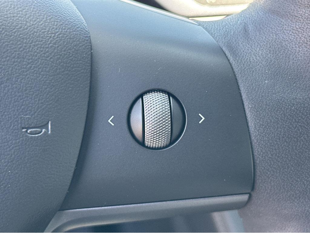 Vehicle image 27 of 42