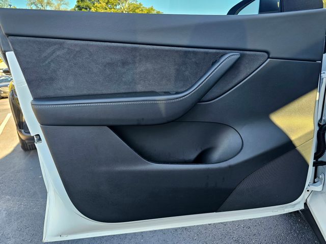 2021 Tesla Model Y Long Range Image 26 of 38