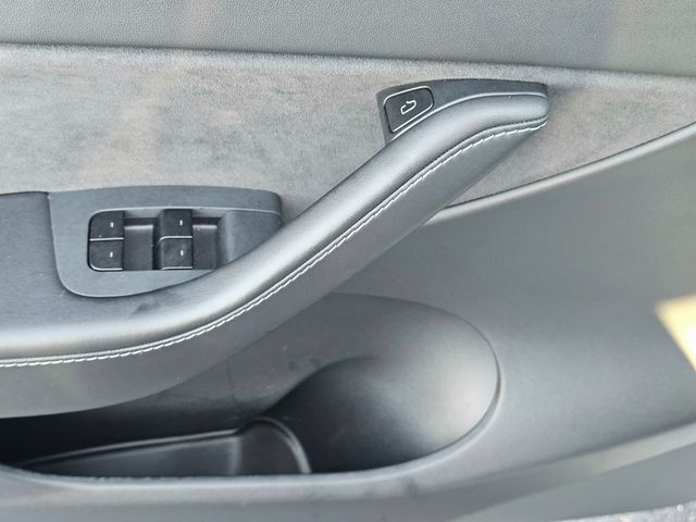 2021 Tesla Model Y Long Range Image 29 of 38