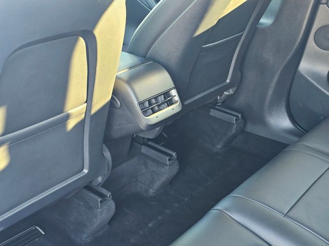 2021 Tesla Model Y Long Range Image 34 of 38