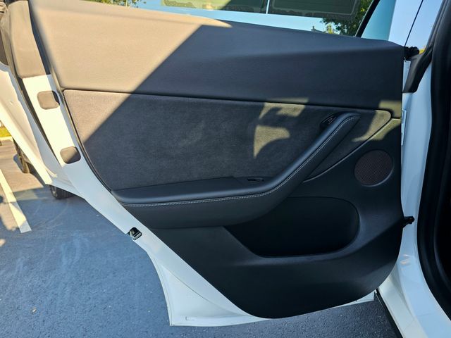 2021 Tesla Model Y Long Range Image 27 of 38
