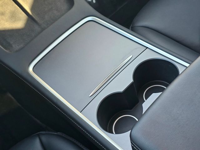 2021 Tesla Model Y Long Range Image 25 of 38