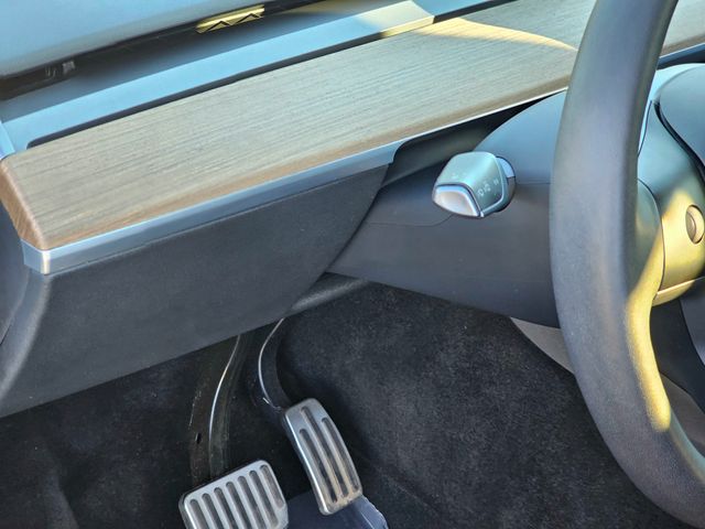 2021 Tesla Model Y Long Range Image 32 of 38