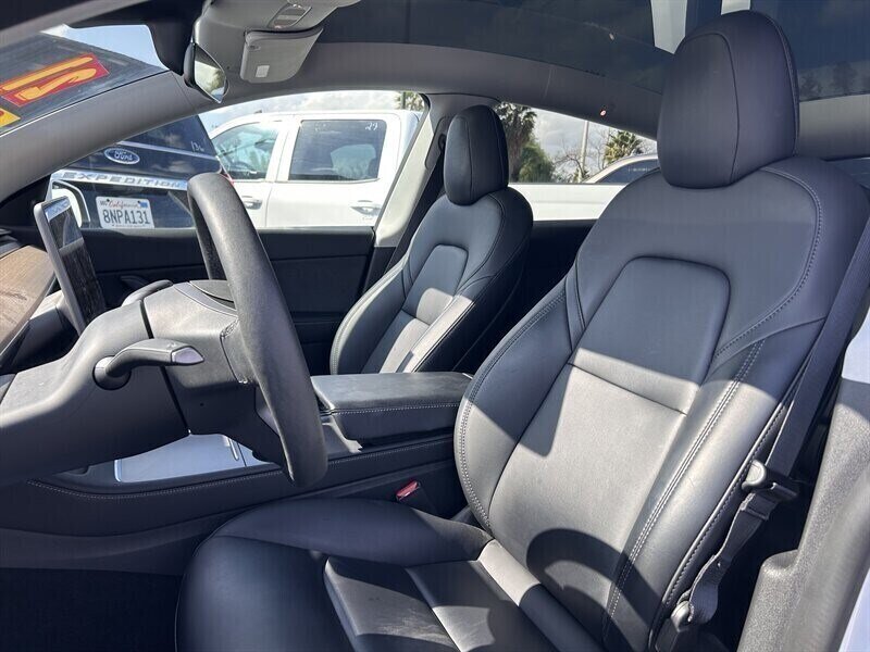 Vehicle image 57 of 100