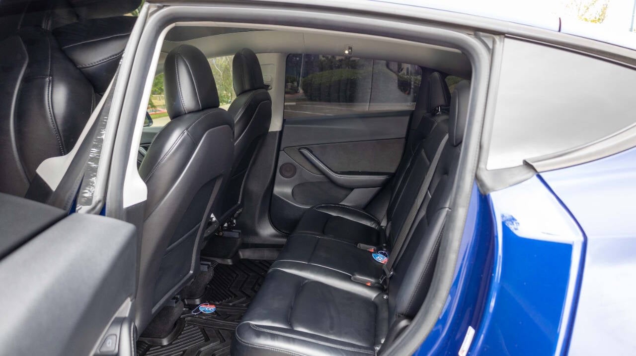 Vehicle image 23 of 28