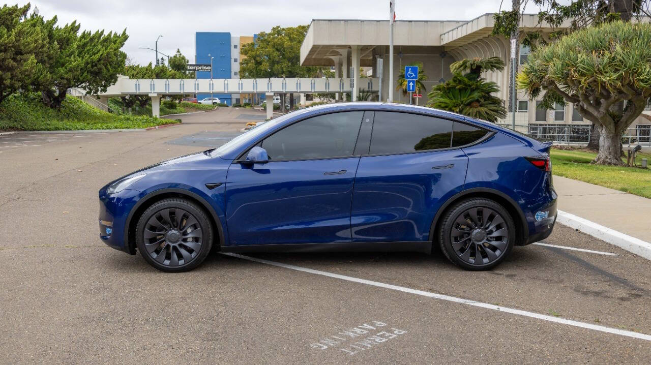 Vehicle image 10 of 28