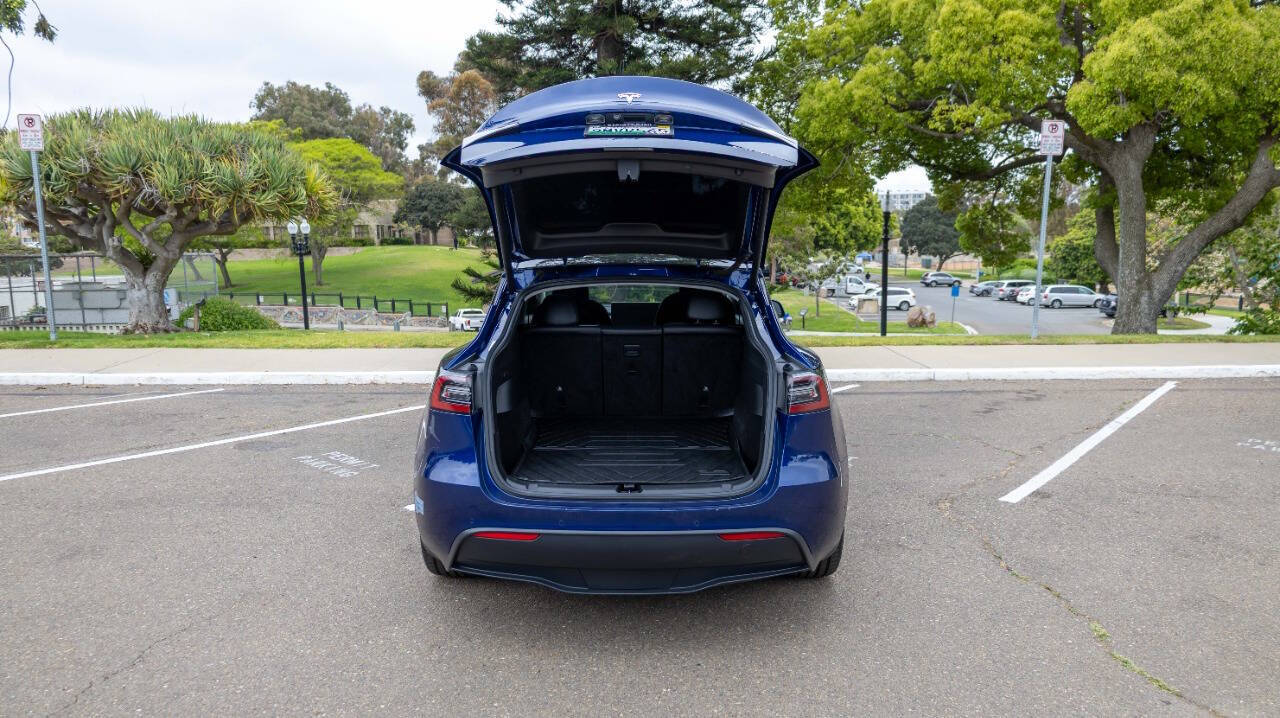 Vehicle image 21 of 28