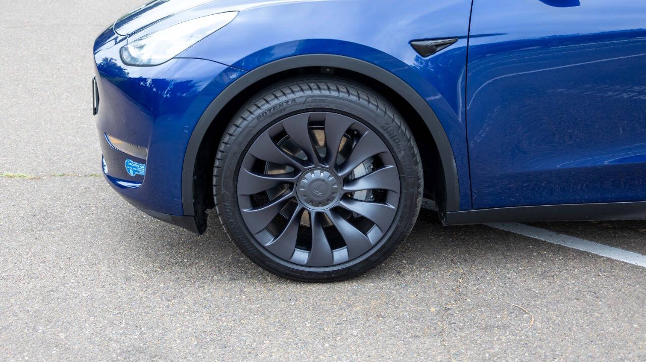 Vehicle image 11 of 28