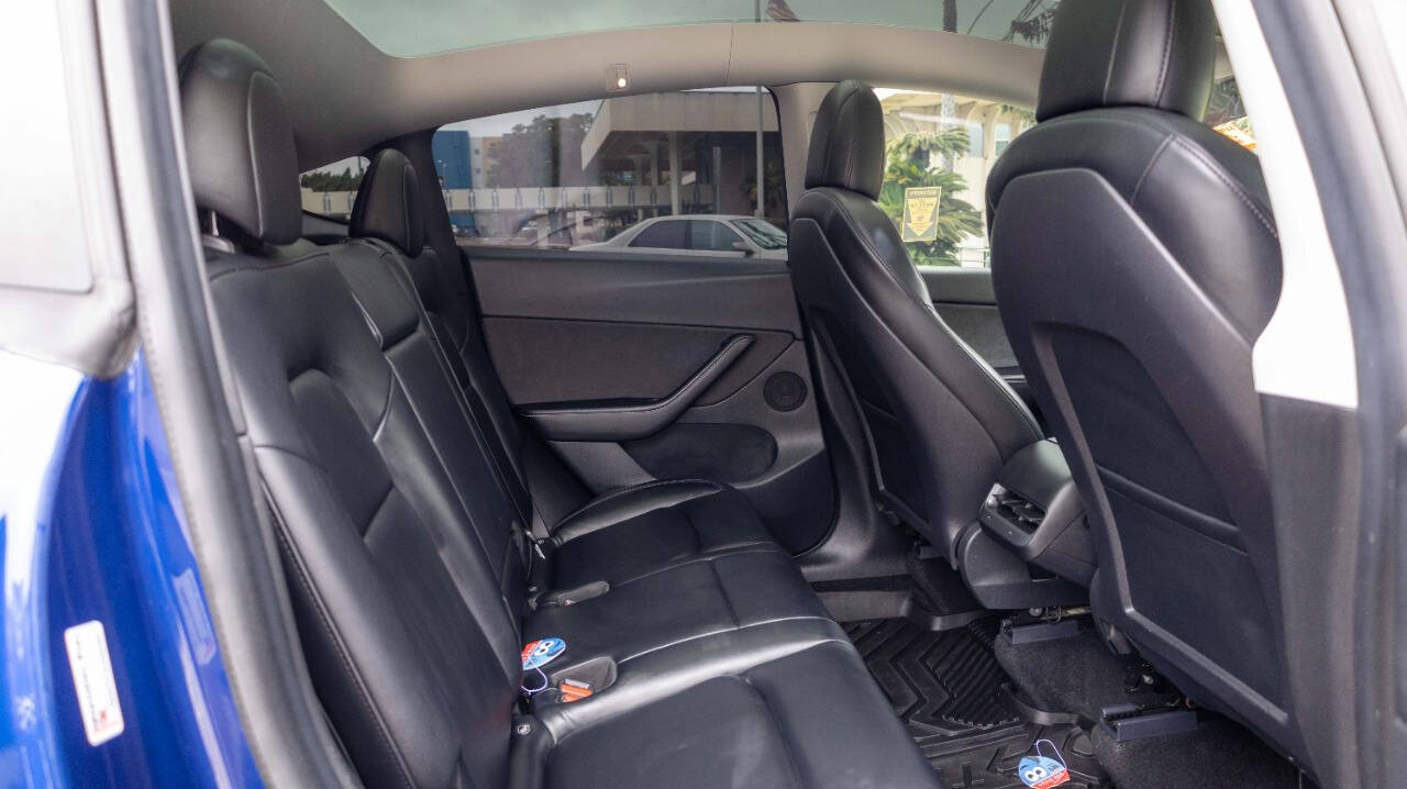 Vehicle image 13 of 28
