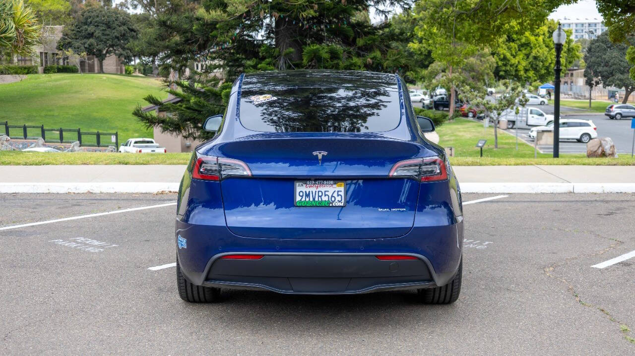 Vehicle image 8 of 28