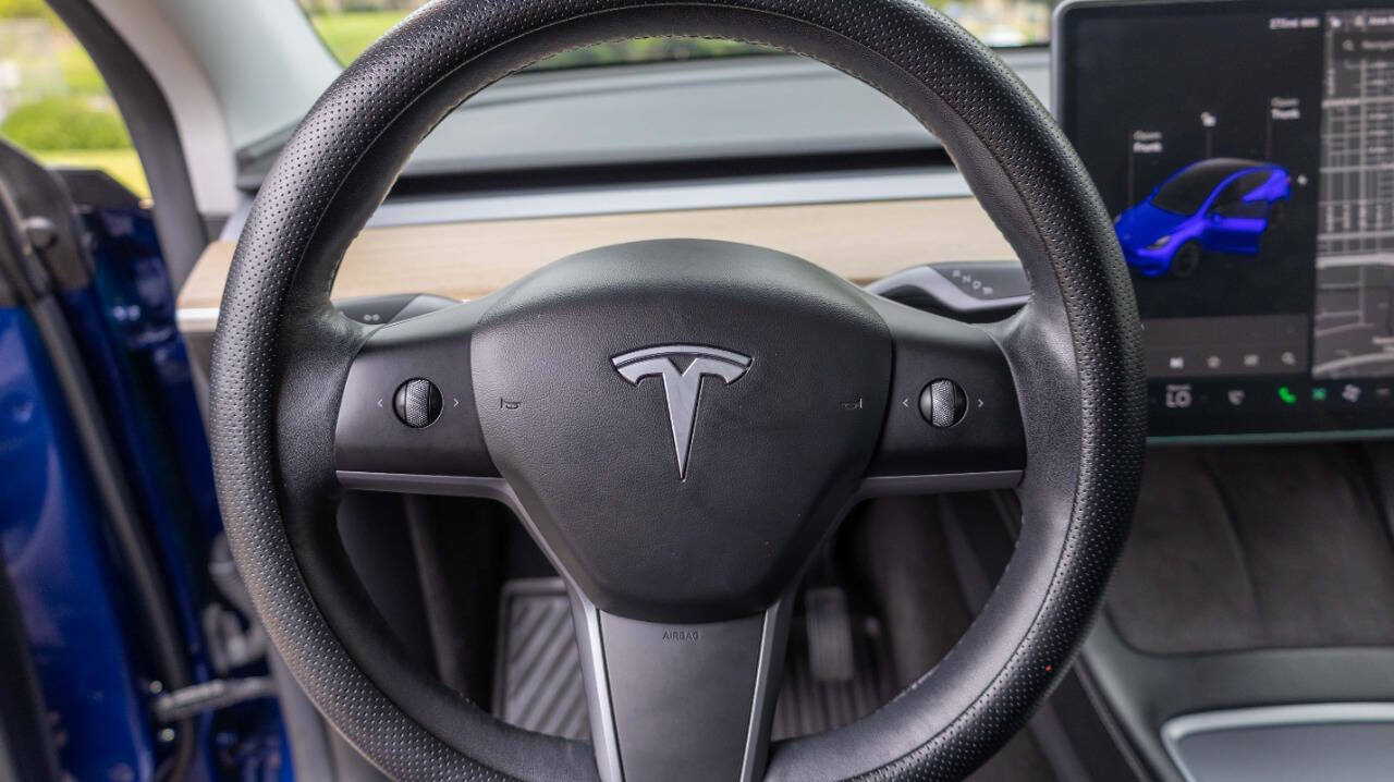 Vehicle image 17 of 28
