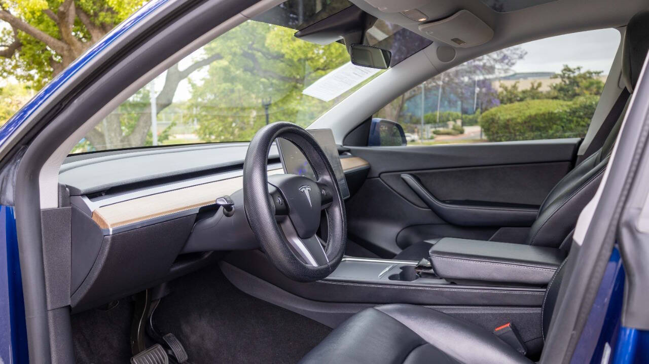 Vehicle image 16 of 28
