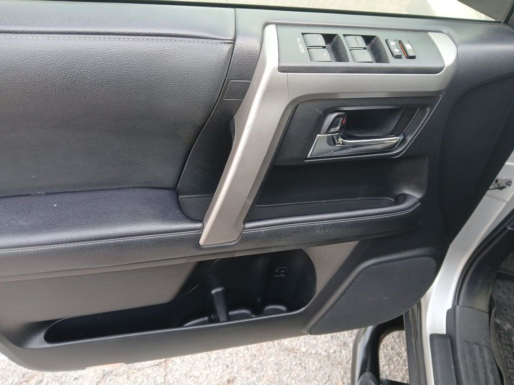 Vehicle image 11 of 28
