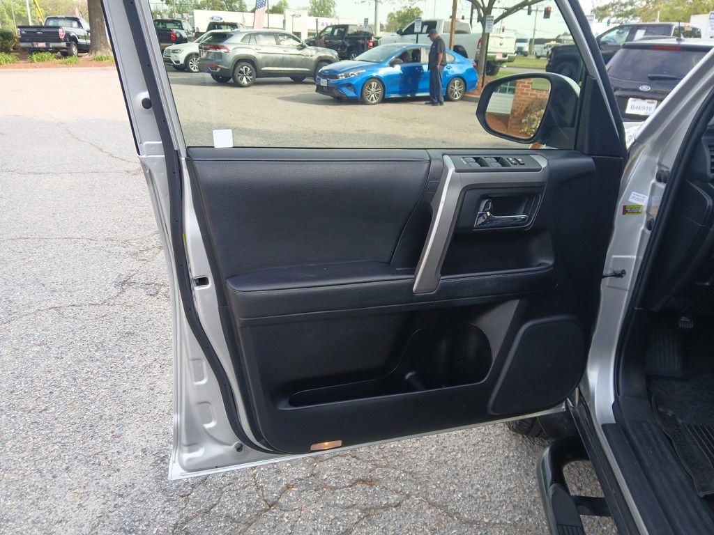 Vehicle image 10 of 28