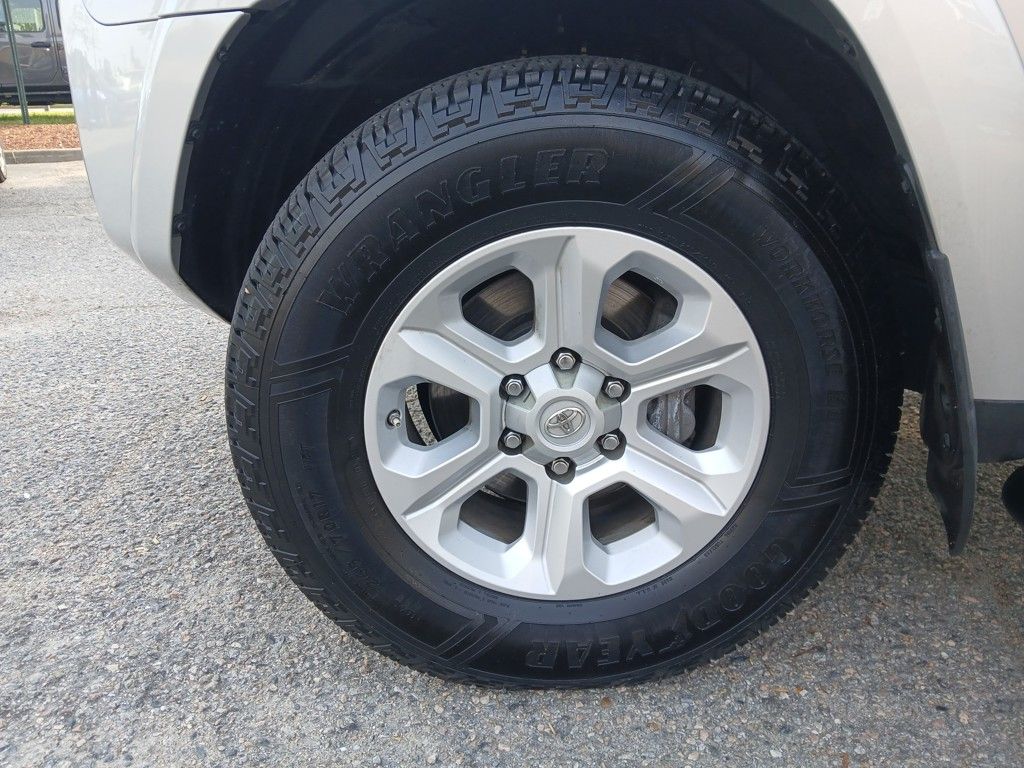 Vehicle image 25 of 28