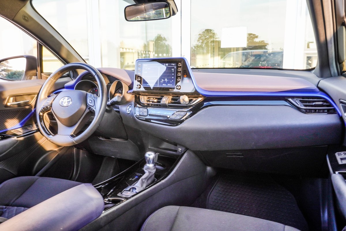 2021 Toyota C-HR XLE Image 14 of 29