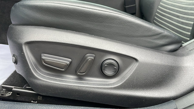 Vehicle image 28 of 34